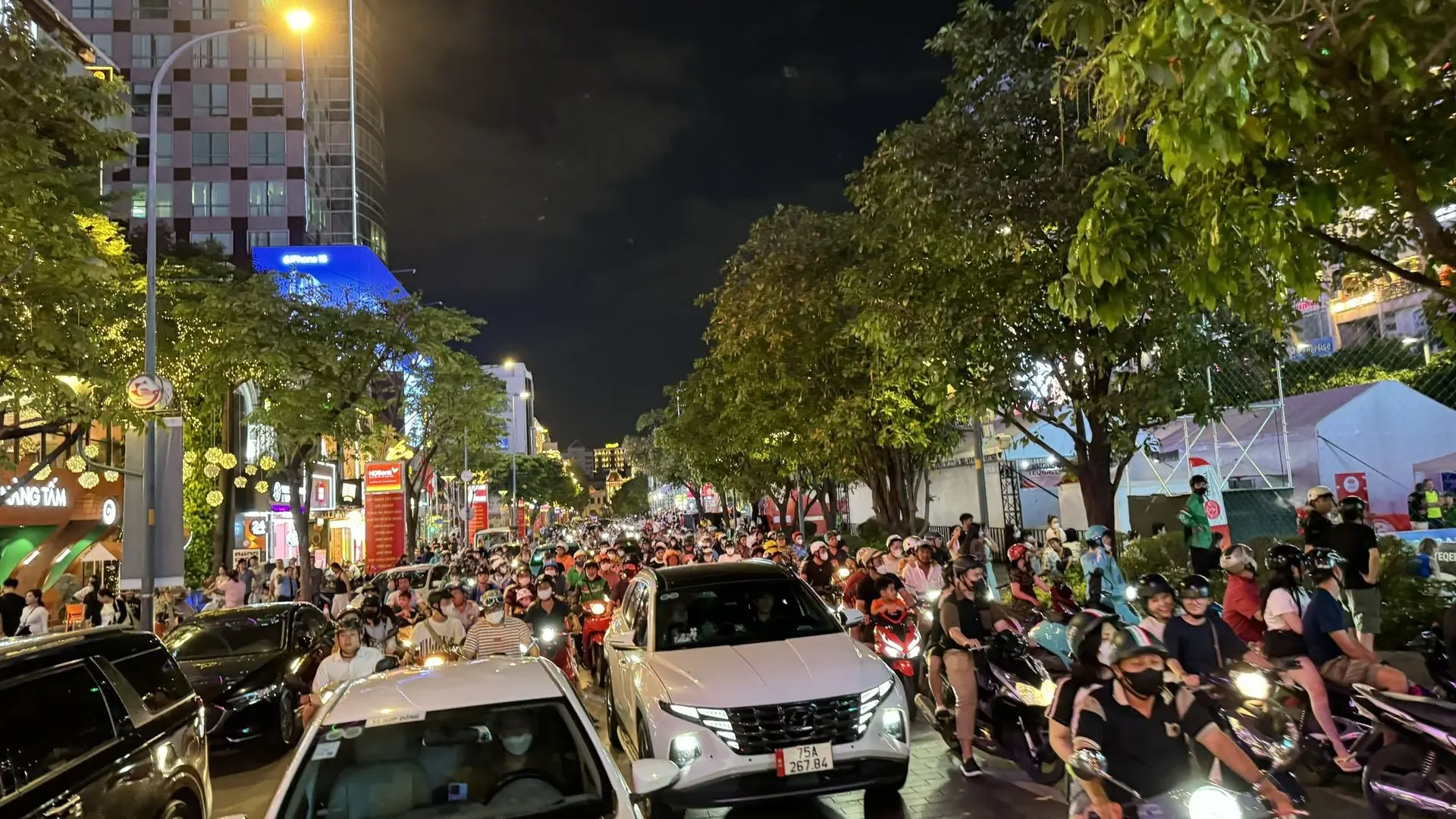 saigon trafic scooter