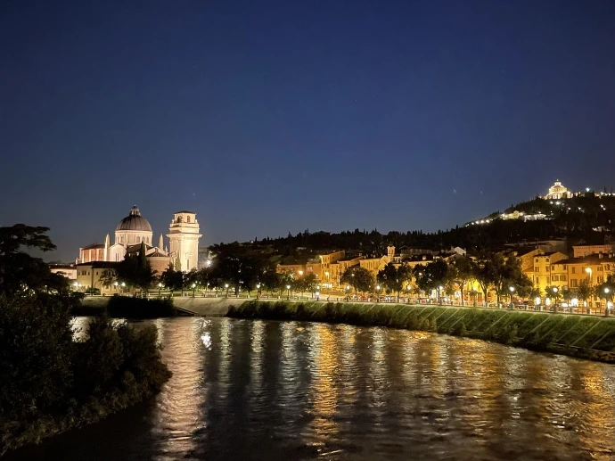 Vérone by night
